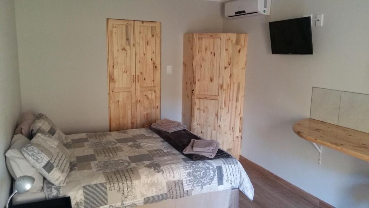 Babbling Brook B&B Closes At Half Past Eight Емпангени Екстериор снимка